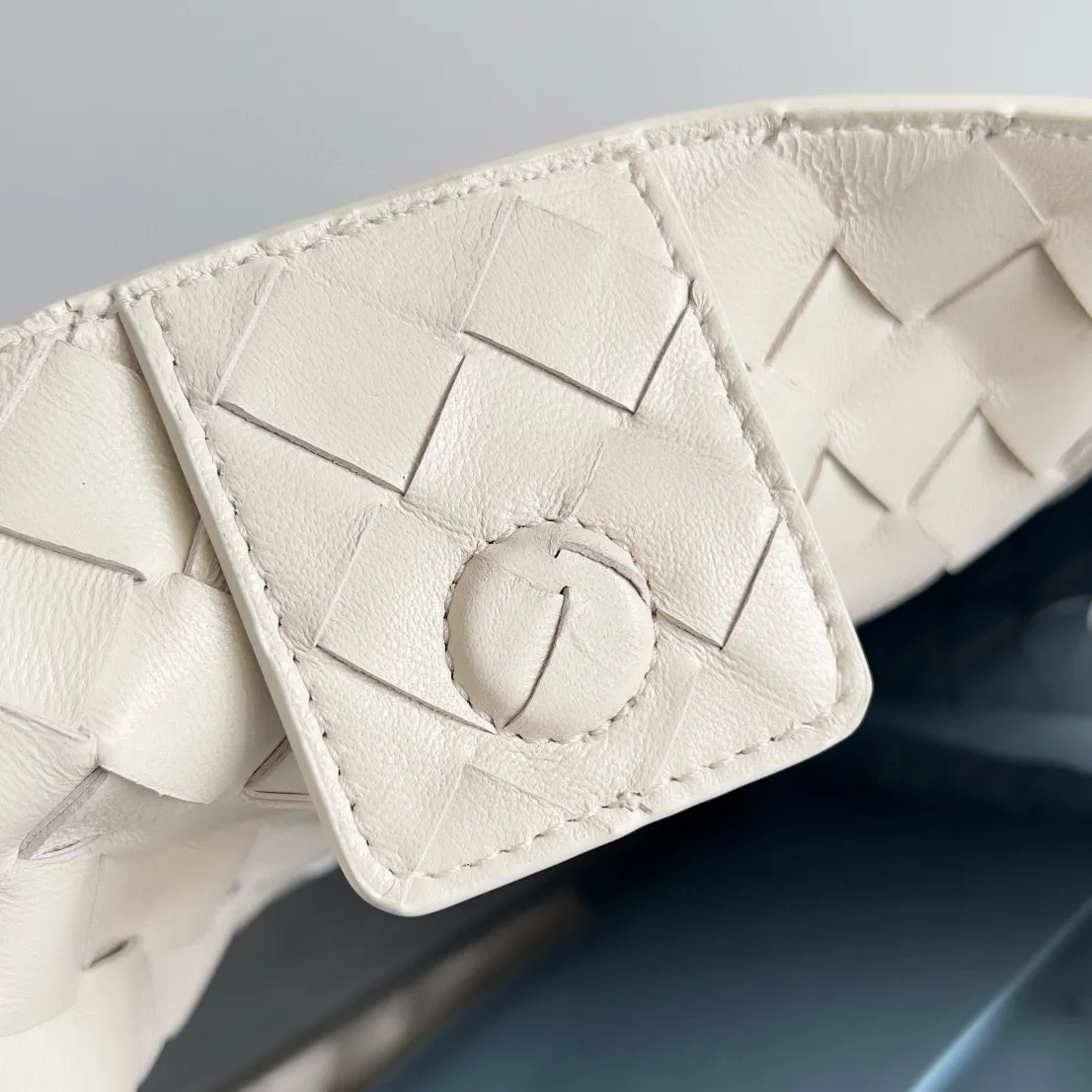 The 2023 new Andiamo batch of 3060 BV is shipped‼ ️Really popular🔥The new Andiamo woven handbag launched by Bottega Veneta this season is really popular all over the world! ! Celebrities at home and abroad have worn it, and Oscar-winning actress Michelle Yeoh has taken it out on the street. Song Jia, Trai Yara, Yu Feihong, Sanji Ayaka, Rosie Hunting-Whiteley, Yoshioka Riho, etc. have all picked up this bag. It is classic and versatile, showing off its temperament, and the bag capacity is also large, which is very convenient for daily commuting! ! A variety of carrying methods, the shoulder straps can be adjusted by yourself, the original lambskin feels soft and delicate, and the unisex style breaks gender boundaries and brings a more practical and longer-lasting use experience. Andiamo, which has both elegant and casual styles, perfectly interprets the true appearance of "fashionable old money style". Style number: 796592 Size: 32*24*12